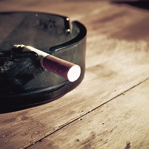 Zigarette in Aschenbecher